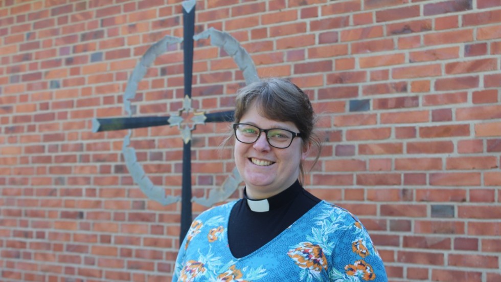 Prästen Emelie Ekelund har ett engagemang för att samla människor. På torsdag hålls det första Rastplats Grebo i Grebo kyrka.