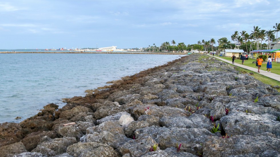 Stenar som lagts ut till skydd mot havet i Nuku'alofa, huvudstad i Tonga. Arkivbild.