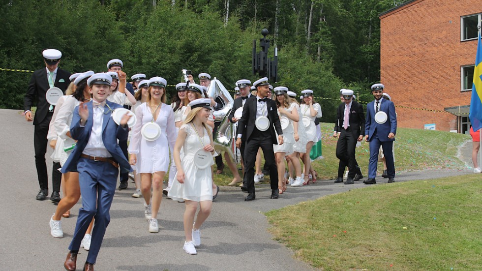 Efter utrop och rusning blev det kramkalas och sedan var det dags att springa ner för slänten mot alla gratulandetna på skolgården. Här NA18A på Platen, eller Naturprogrammet 18a.