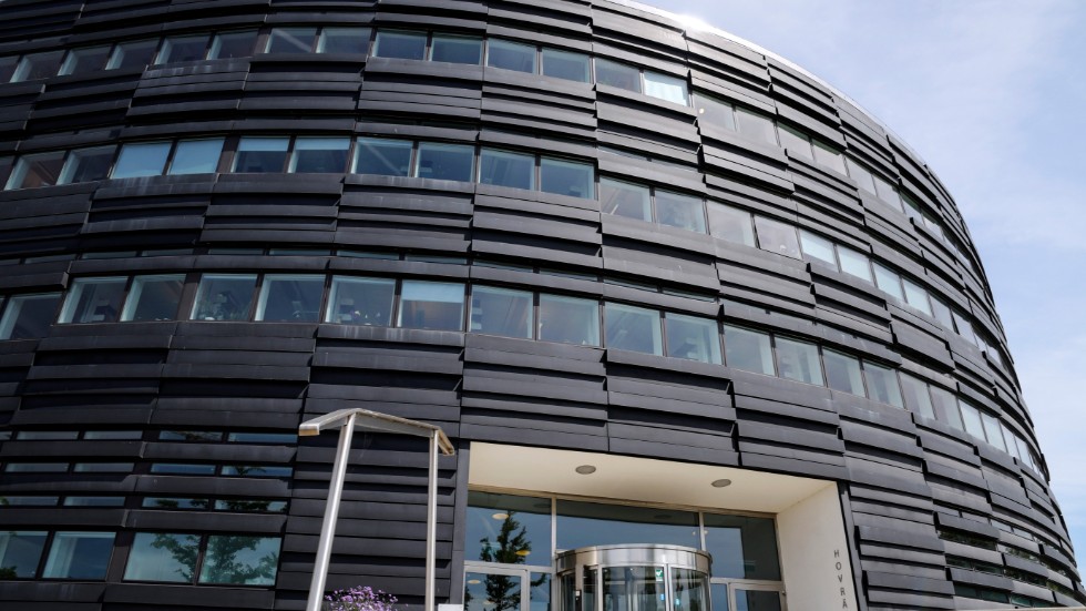 Hovrätten över Skåne och Blekinge sänker straffet något för tre av fyra män som döms för att bland annat ha dumpat sprängmedel och automatvapen i klädcontainrar. Arkivbild.