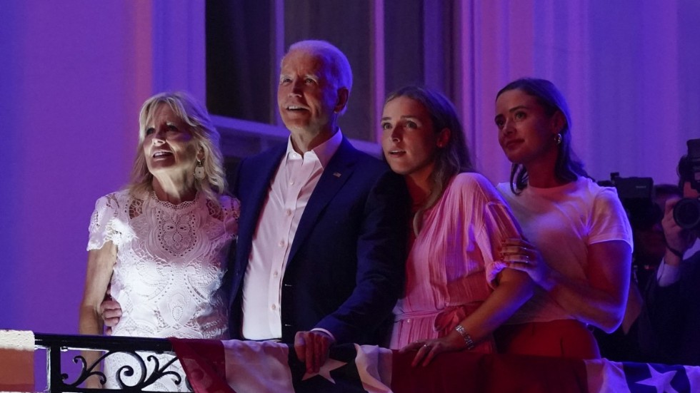 Joe Bidenmed frun Jill Biden tittar på fyrverkerierna tillsammans med barnbarnen Finnegan Biden och Naomi Biden.