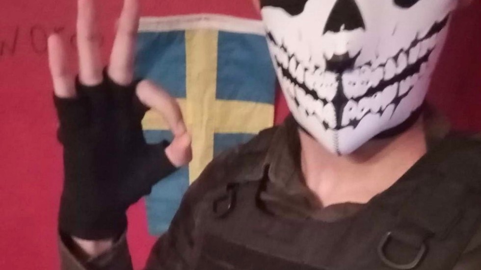 Bild från de fynd som gjorts hos 15-åringen som nu ställs inför rätta för skolattacken i Eslöv.