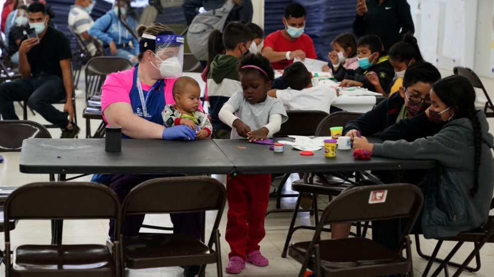 Många migranter fortsätter att ta sig till USA:s gräns mot Mexiko. Bilden är från ett tillfälligt boende i Texas.