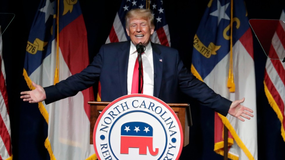 USA:s expresident Donald Trump talar på ett republikanskt partimöte i North Carolina.