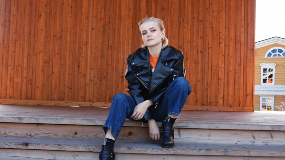 Rebecka Digervall på Stadsparkens scen. Under lördagen går hon upp tillsammans med bandkollegorna i The Magnettes för att göra första livespelningen på ett år.