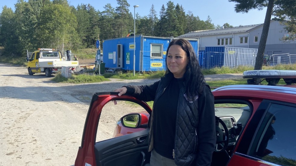 Trafikhandläggaren Maria Kautto, framför förskolan Äventyret som är den direkta anledningen till att Tryffelstråket nu åter öppnats för vanlig biltrafik.