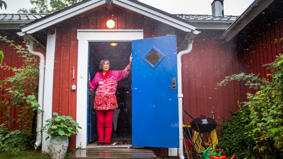 Birgitta Dahl byter under sommarmånaderna ut lägenheten i Svartbäcken mot stugan i Öregrund.