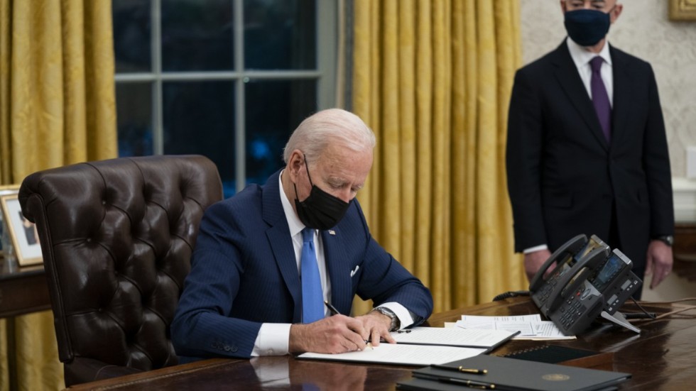 Joe Biden, i Vita huset den 2 februari, skriver under en presidentorder om att återförena flyktingfamiljer som splittrats när de kommit till USA.