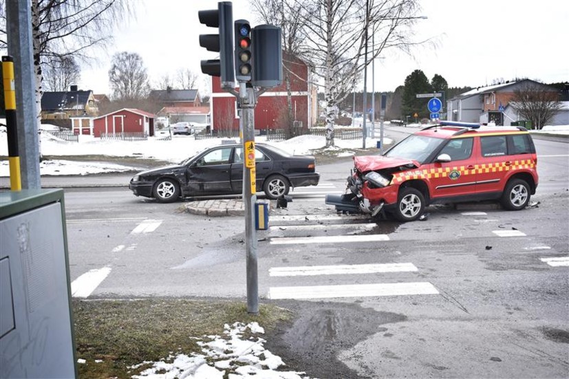 Kolliderade i korsning på väg till husbrand. 