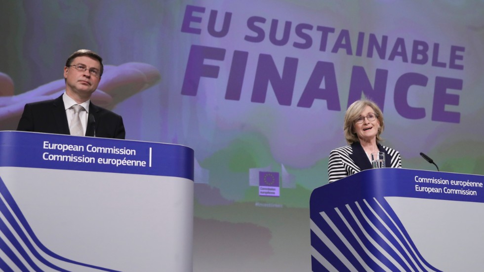 EU-kommissionärerna Valdis Dombrovskis och Mairead McGuinness presenterar förslag på nya bankregler. Arkivbild.