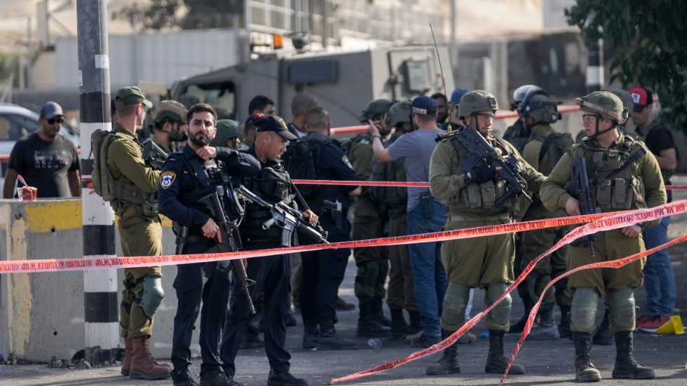 Israeliska säkerhetsstyrkor vid den militärinrättning där en palestinsk man på fredagen sköts till döds efter att han knivattackerat en israeliska soldat.