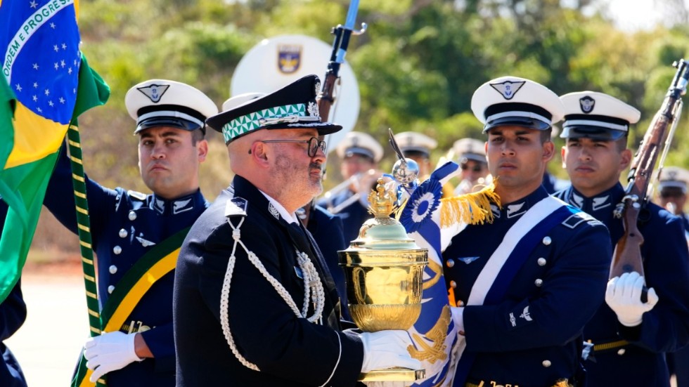 Portugisisk militär bär den nio kilogram tunga guldurnan med Peter I av Brasiliens hjärta.