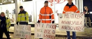 Politikerna möttes av fackliga protester