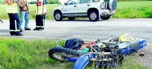 Fem skadade efter krock mellan bil och moped