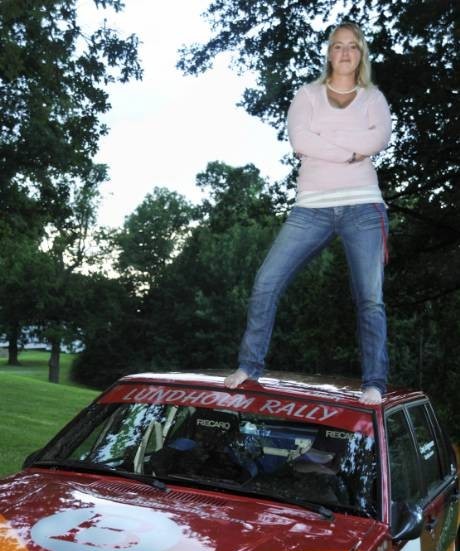 På toppen. Nu kan Cindy Brüggeman från Tjust MK titulera sig Svensk riksmästare i rally efter segern i tej-RM i Almunge i lördags.Foto: Ilkka Ranta