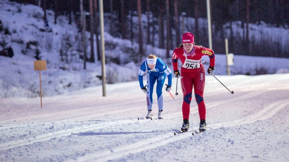 Skrattar bäst. Ida Gustafsson, till vänster, fick till sist ge sig för finskan Emmi Lämsä under helgens Jultempo. Gustafsson vann intervallen men Lämsä tog hem masstarten.