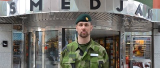 Försvarsmakten rekryterar soldater i köpcentrum