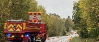 Lastbil med grus välte – vägen stängdes av helt