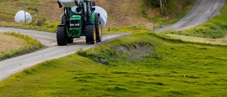 Trasig traktor läckte olja – trafiken påverkas