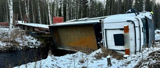 Vält lastbil misstänktes läcka drivmedel