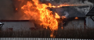 Våldsam brand skapade problem – väg stängdes av