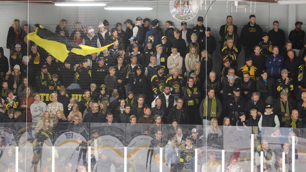 Vimmerby Hockey mötte IK Oskarshamn i ett derby för första gången på 29 år. De 1423 åskådarna bjöds på spänning hela vägen till slutsignalen.