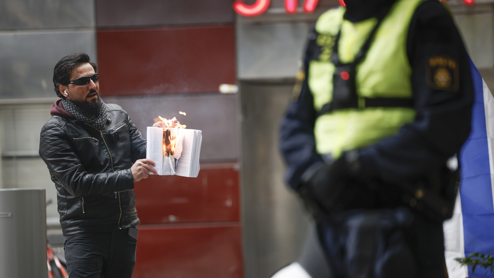 Här ser vi Salwan Momika på Benny Fredrikssons torg i Stockholm den 21 oktober 2023. Han och hans kumpan Salwan Najem åtalas nu för denna plus tre andra koranbränningar i Stockholm. Åklagaren yrkar ansvar för hets mot folkgrupp. 