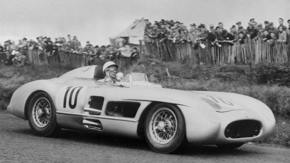 Stirling Moss i loppet 1955 RAC Tourist Trophy i Nordirland 1955. Bilen på bilden är en Mercedes-Benz 300 SLR, en systermodell till den nu sålda modellen.