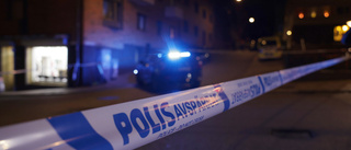 Ung man livshotande skadad i skottlossning