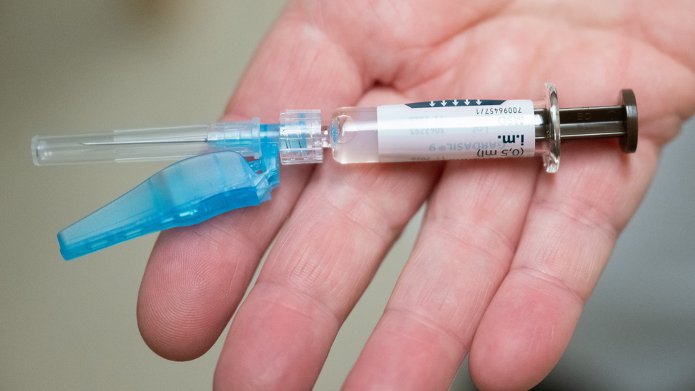 En spruta med vaccin mot HPV (Humant papillomvirus) på en vaccinationscentral.