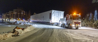 Video: Se jättetransporten slingra sig genom Luleå