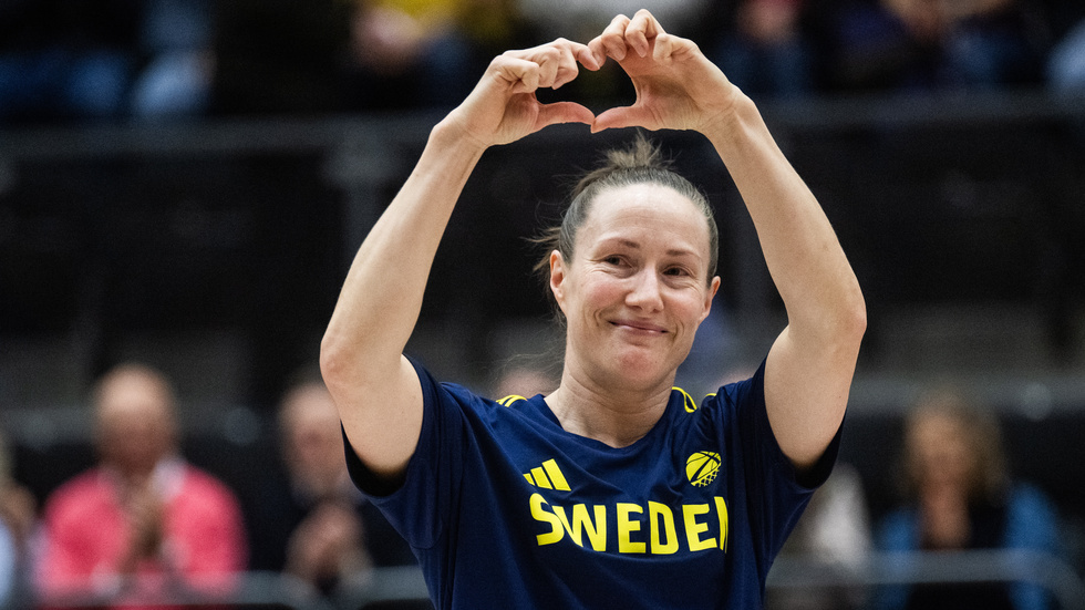 Frida Eldebrink tackar publiken under hyllningen.
