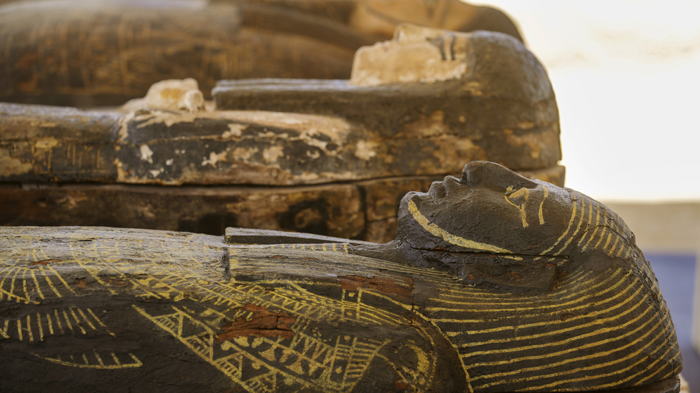 Målade kistor med mumier inuti visas upp under en utställning sydväst om Egyptens huvudstad Kairo 2022.