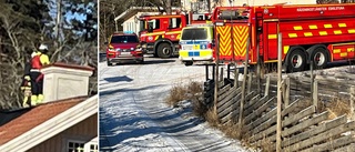 Här letar brandmännen efter elden