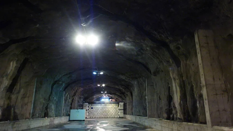 SFR ligger 60 meter under havsbotten och består av fyra bergssalar. Det finns två kilometer långa tunnlar som förbinder förvaret med markytan. Det var i en av dessa tunnlar som rökutvecklingen uppstod.