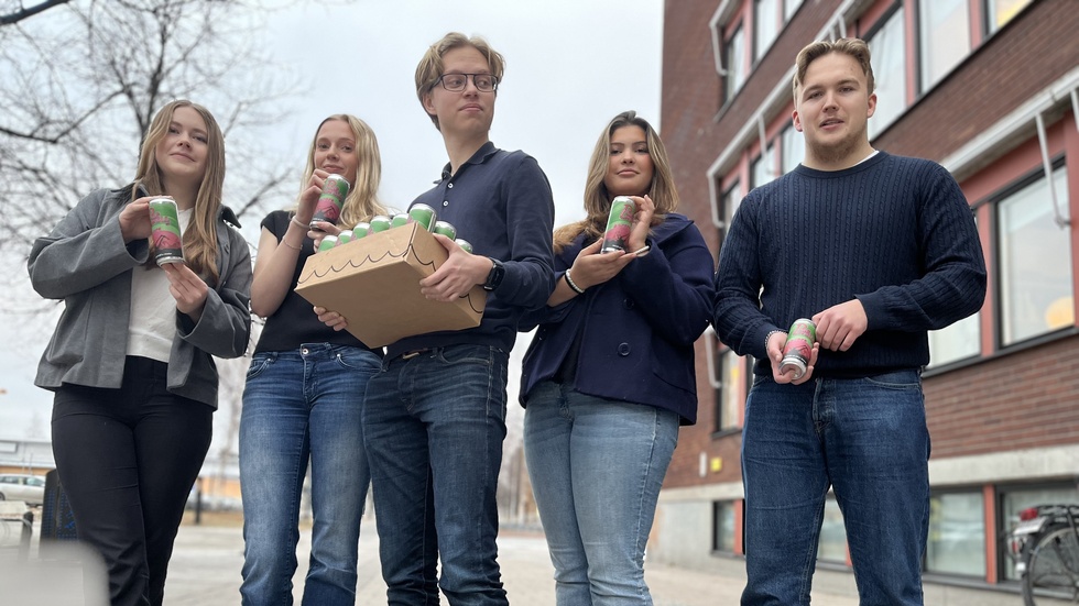 Johanna Larsson, Agnes Dunlap Lingenäs, Joseph Kostet, Jasmin Al-Namla och Oskar Wirén har startat ett UF-företag som tillverkar energidrycker utan koffein.