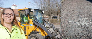 Därför sandas gatorna redan innan det är is och snö