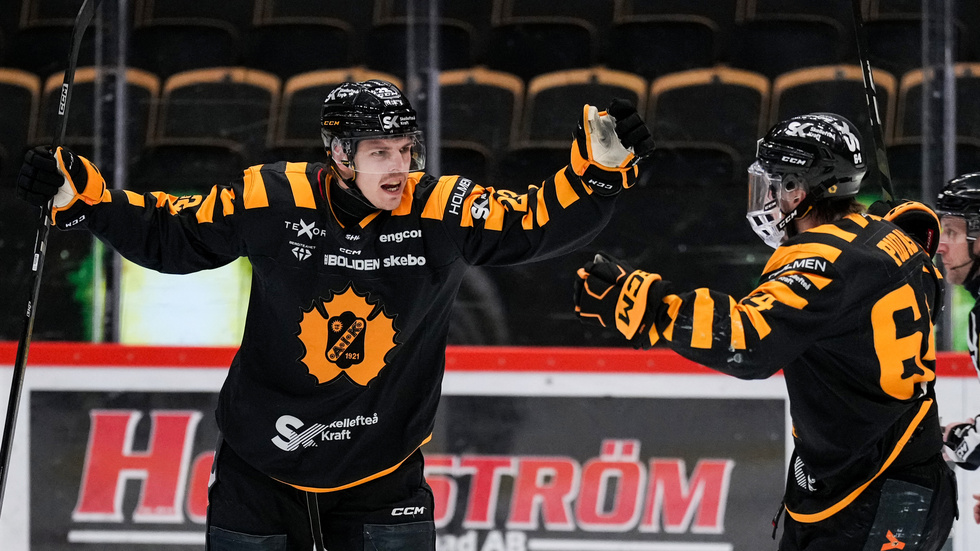Jonathan Johnson jublar efter sitt 2–1-mål i powerplay, i matchen som Skellefteå AIK till slut vann med 3–2 efter stor dramatik i slutminuterna.