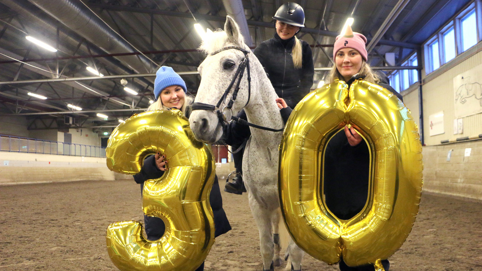 Ägaren Tuvalie Juntti, ryttaren och skötaren Tilda Carlsson,  och före detta ägaren Fanny Nykänen var alla på plats i ridhuset för att fira 30-åringen.