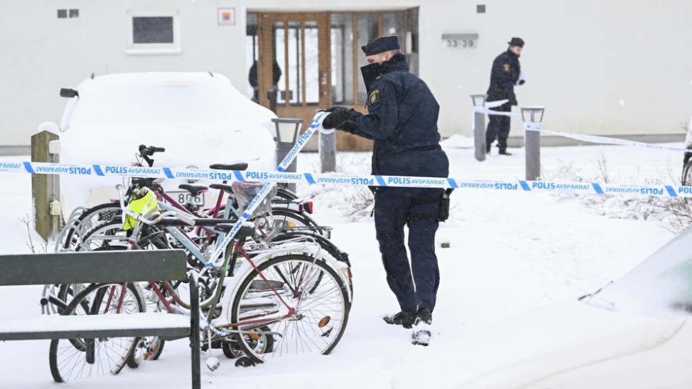 Polisen har spärrat av brottsplatsen och söker efter gärningsmännen, knackar dörr och tittar på om det finns material från övervakningskameror.