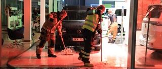 Stor vattenläcka hos bilaffär efter sprinklerstrul