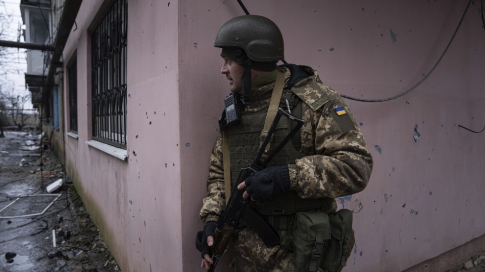 En ukrainsk soldat sonderar omgivningen under en patrullering i Vuhledar vid fronten. Bilden togs i lördags.