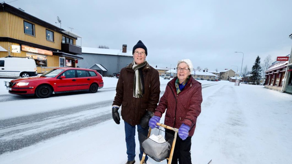 ENIGHET VIKTIGT. ”Pajalas väl och ve är det viktigaste. Då kan partierna inte bråka”, säger Margareta Gustafsson från Pajala och får medhåll av sambon Ingvar Westerberg.