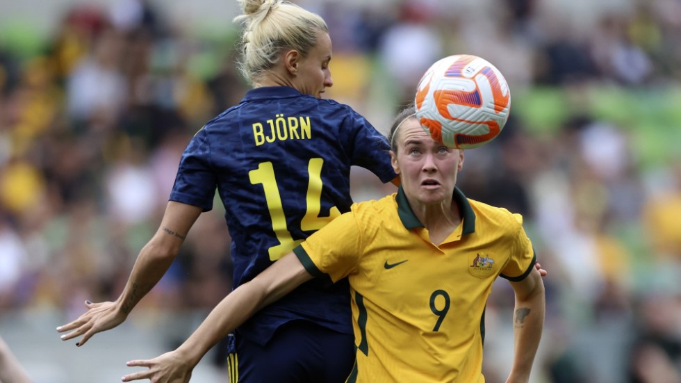 Australiens tvåmålsskytt Caitlin Foord i närkamp med Nathalie Björn.