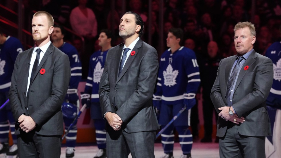 Daniel Sedin, till vänster, tillsammans med Roberto Luongo och Daniel Alfredsson som alla väljs in i Hockey Hall of Fame. Bilden är inför matchen mot Toronto och Pittsburgh, natten till lördag.