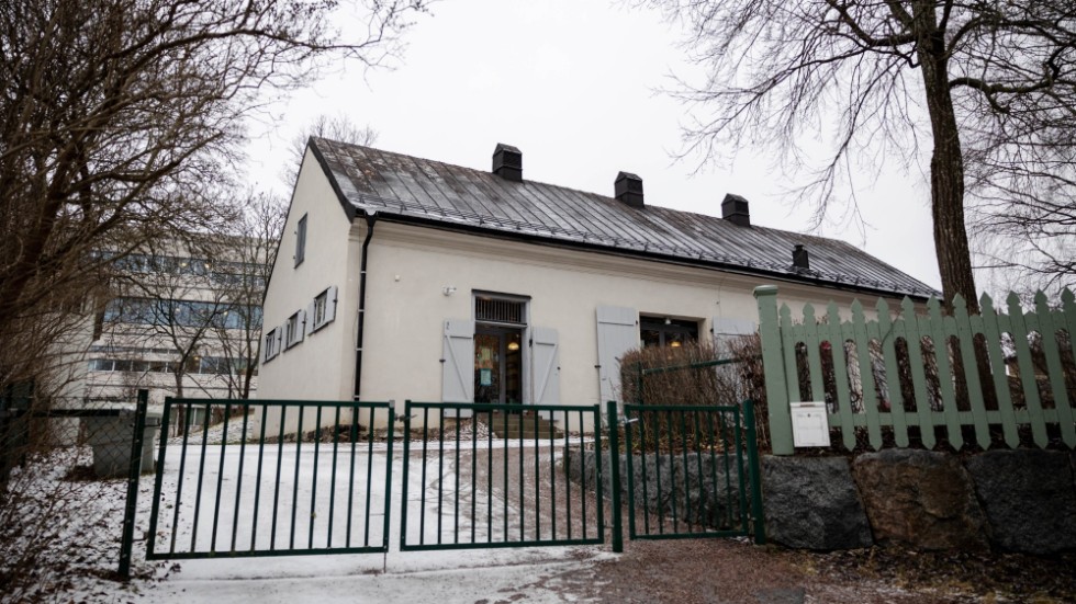 Framtiden för landshövdingens stall har länge varit osäker. Nu säljer Statens fastighetsverk den Q-märkta fastigheten. 