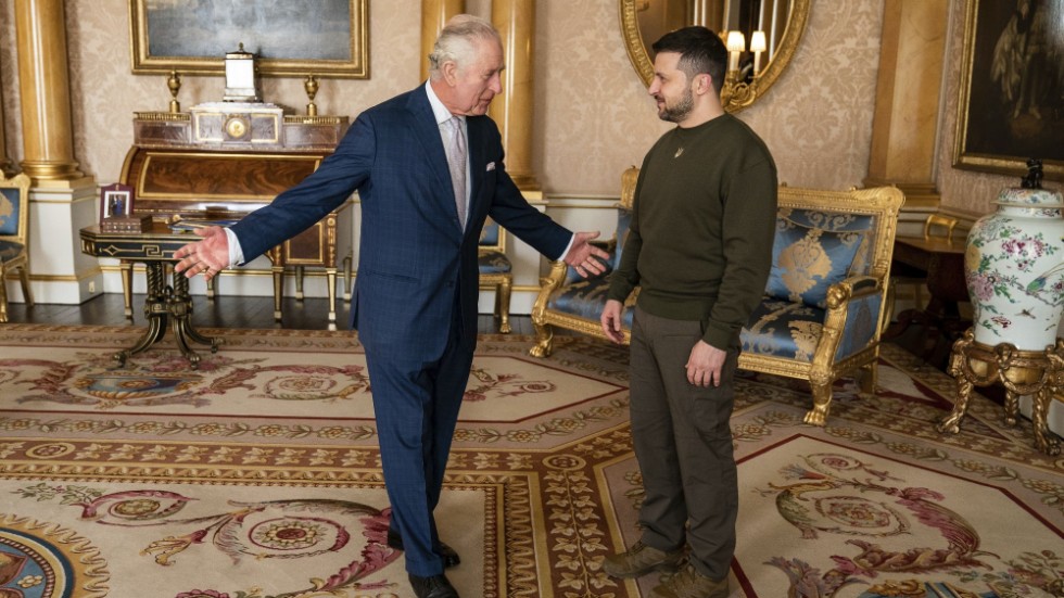 Storbritanniens kung Charles tar emot Ukrainas president Volodymyr Zelenskyj i Buckinghamn Palace i London.