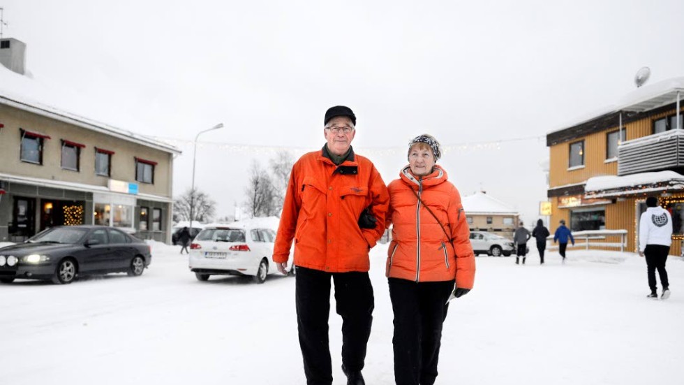 VÄNDNING. Pensionerade paret Jonas och Britta Vikström i Pajala efterlyser ett slut på de politiska oroligheterna i kommunen. Trots allt tror de att det kommer att lösa sig.
Foto: Maria Engström-Andersson