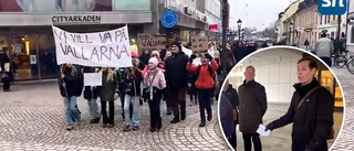 Här tågar de mot Stadshuset – i protest mot beslutet