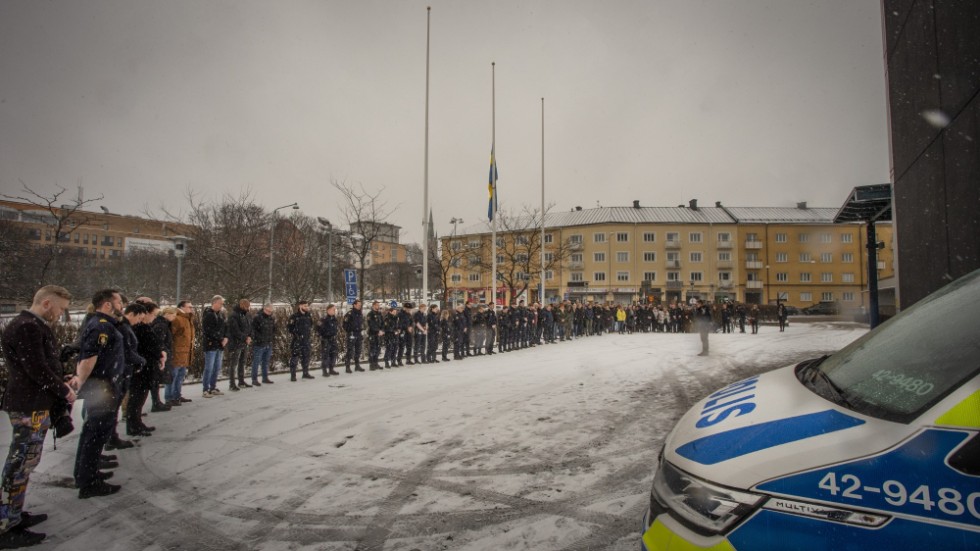 Klockan 12:00 på torsdagen hedrade kollegor avlidne Mats Löfving med en tyst minut utanför polishuset i Norrköping.